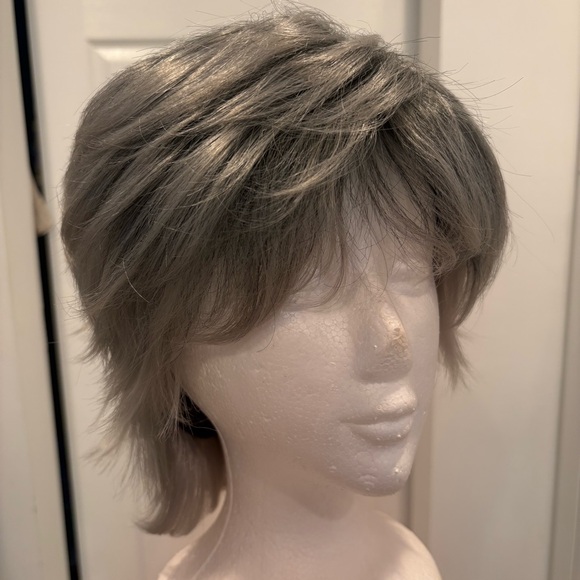 GRAY Pixie Wig! Light & Medium Grey! Basic Average size cap! Great condition! - Picture 5 of 11